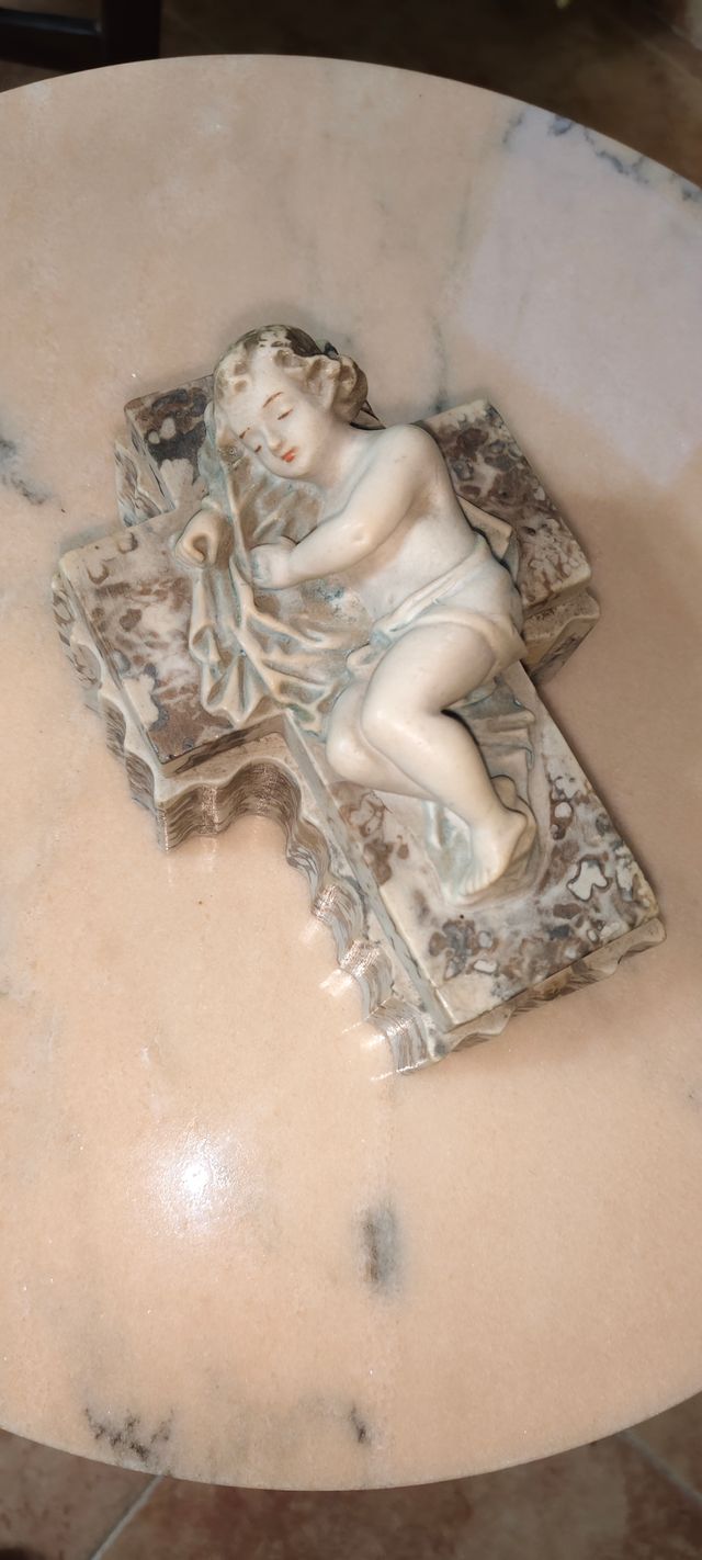 Antica scatola decorativa in cera