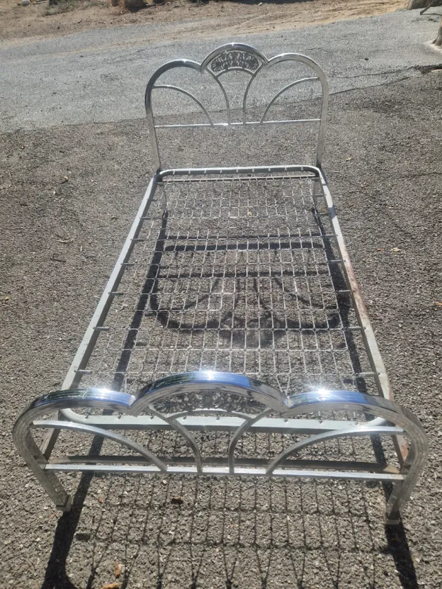 Cama individual metálica plateada