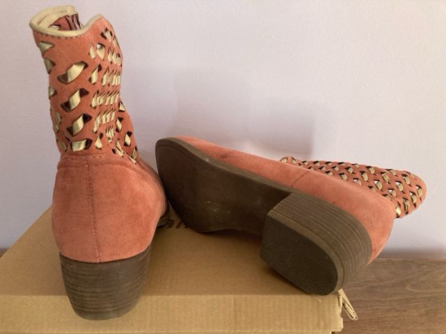 Botines rosa con detalles dorados