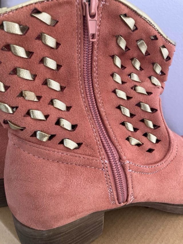 Botines rosa con detalles dorados