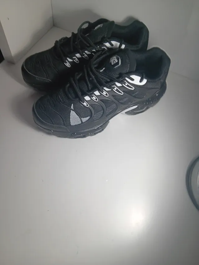 Zapatillas deportivas negras y blancas