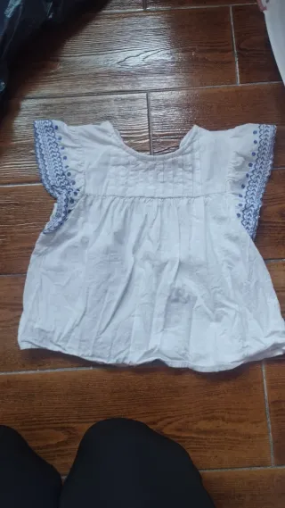 Blusa niña blanca bordada