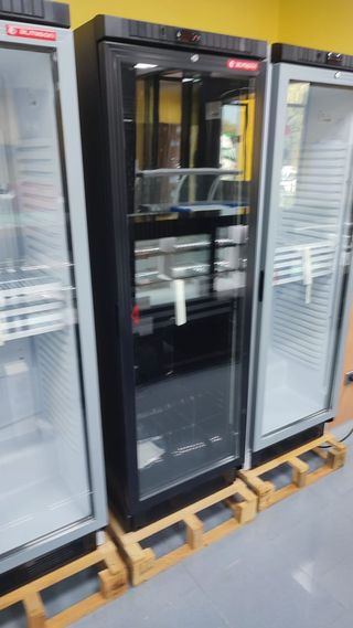 Vitrina expositora almison bebidas color negro