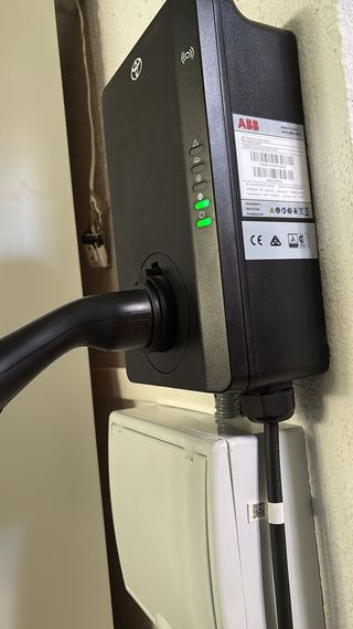 Cargador ABB Vehículo Eléctrico con Medidor