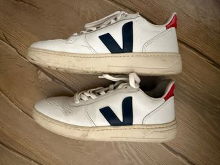 Zapatillas Veja blancas y azules
