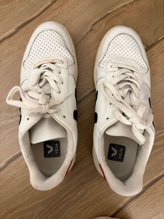 Zapatillas Veja blancas y azules
