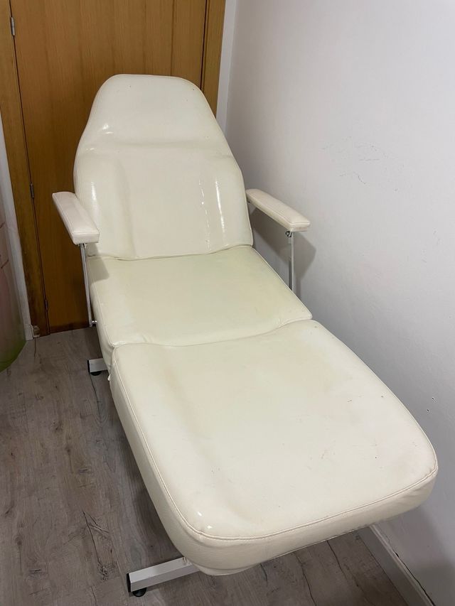 Camilla de estética blanca