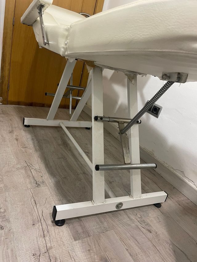 Camilla de estética blanca