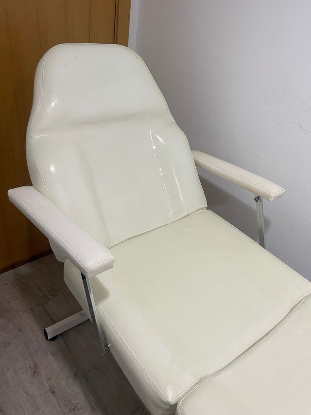 Camilla de estética blanca