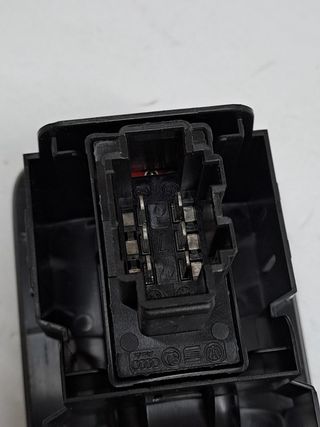 MANDO ELEVALUNAS DELANTERO DERECHO VOLKSWAGEN UP! (122)