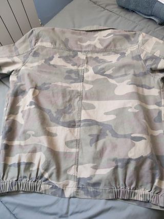 CHAQUETA ESTILO MILITAR

