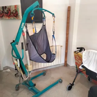 Grúa ortopédica para movilidad reducida