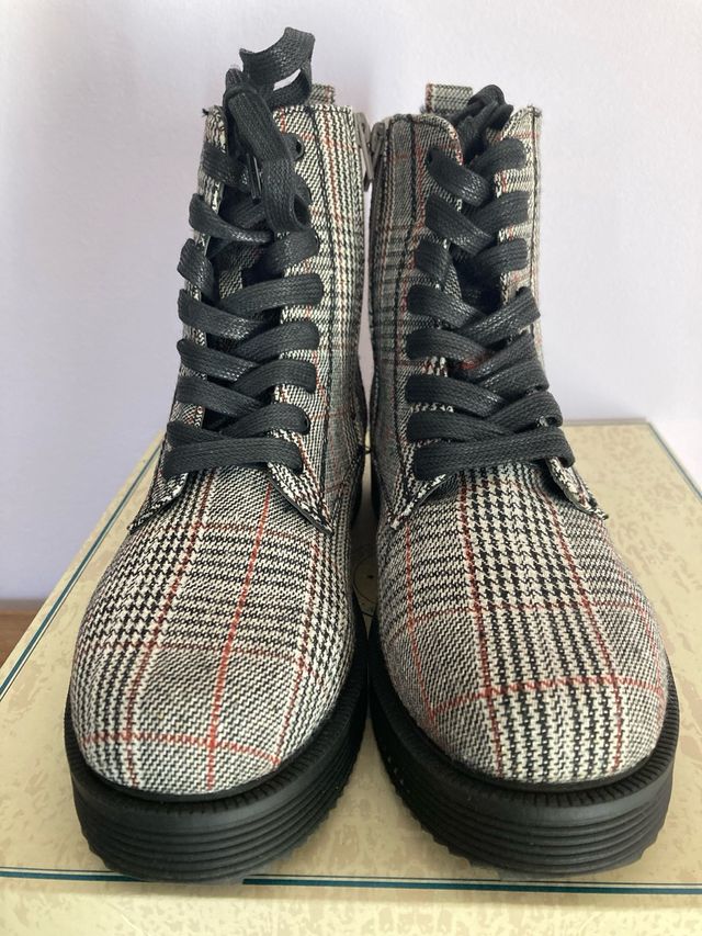Botines de cuadros grises y rojos