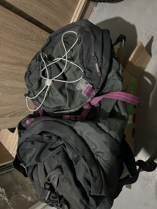 Mochila negra y morada