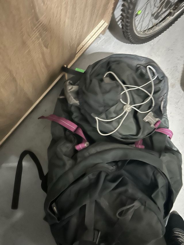 Mochila negra y morada