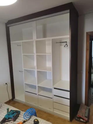Armario empotrado a medida madera teñido en nogal