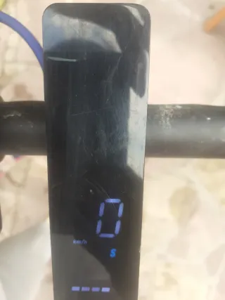 Patinete eléctrico gris