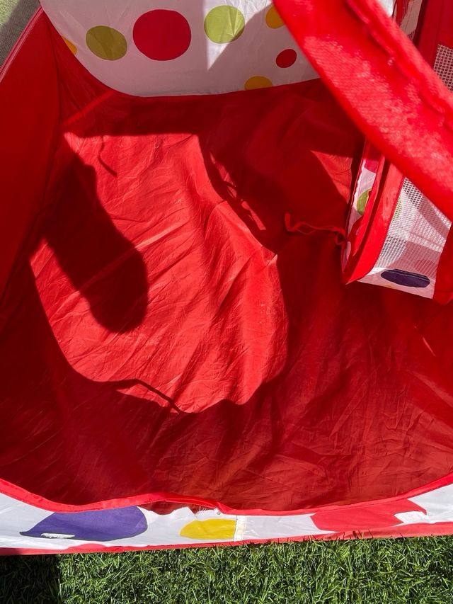 Parque de bolas infantil con túnel