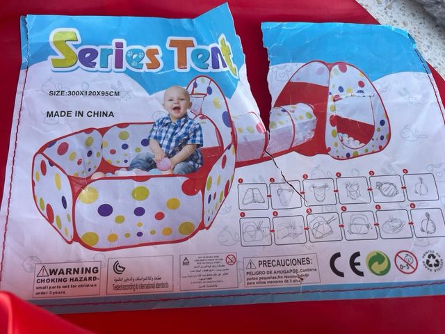 Parque de bolas infantil con túnel