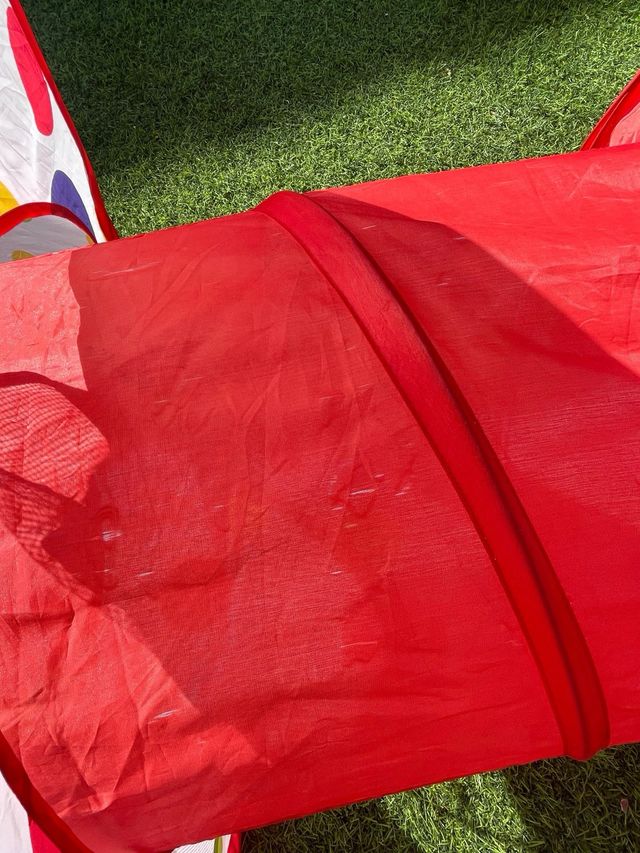 Parque de bolas infantil con túnel