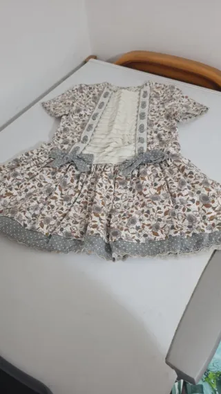 Vestido floral beige y gris