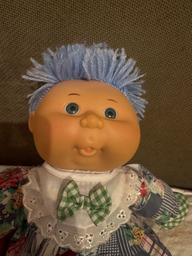 Bambola morbida faccia vinile capelli blu