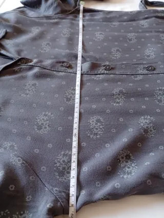 Vestido camisero estampado gris