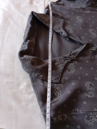 Vestido camisero estampado gris