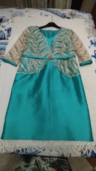 Vestido de fiesta con chaqueta bordada