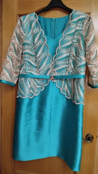 Vestido de fiesta con chaqueta bordada