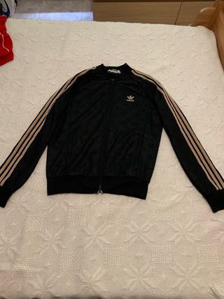 Sudadera Adidas Negra con Detalles Dorados