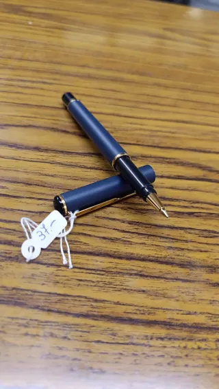 Bolígrafo Parker azul mate con detalles dorados