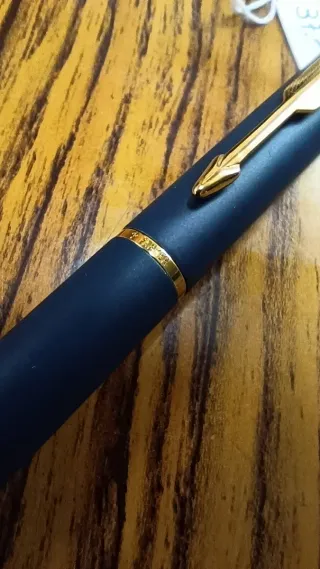 Bolígrafo Parker azul mate con detalles dorados