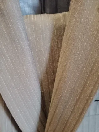 Traje de caballero negro y gris con rayas 