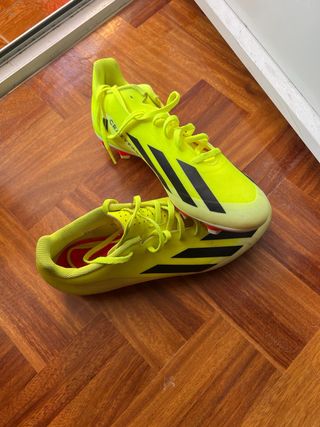 Zapatillas de fútbol amarillas y negras