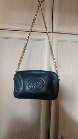 Bolso de piel negro con cadena dorada