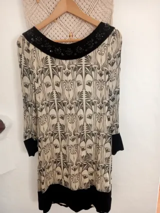 Vestido estampado con detalles negros