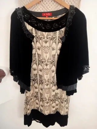 Vestido estampado con detalles negros