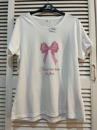 Camiseta blanca con lazo y frase rosa pepco XL