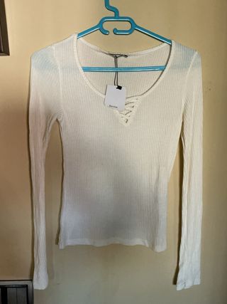 Camiseta Bershka blanca escote pico