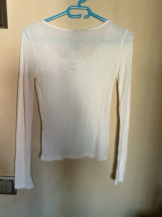Camiseta Bershka blanca escote pico