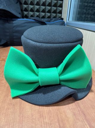 Gorro negro con pajarita verde