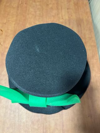 Gorro negro con pajarita verde