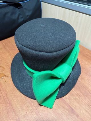Gorro negro con pajarita verde