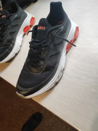 Zapatillas Adidas Negras y Naranjas Talla 43