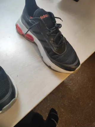 Zapatillas Adidas Negras y Naranjas Talla 43