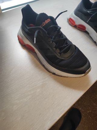 Zapatillas Adidas Negras y Naranjas Talla 43
