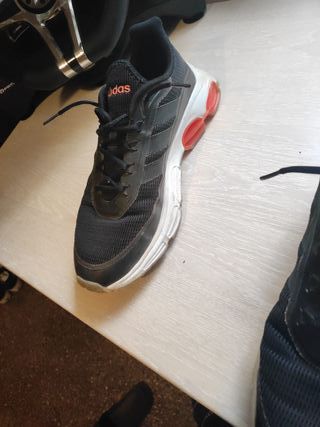 Zapatillas Adidas Negras y Naranjas Talla 43