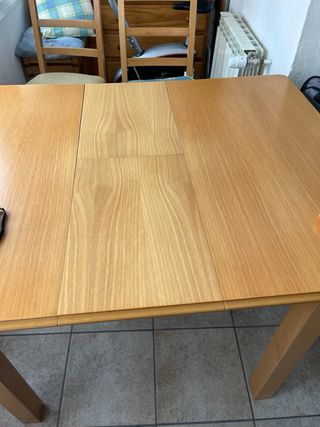 Mesa extensible madera clara + 4 sillas
