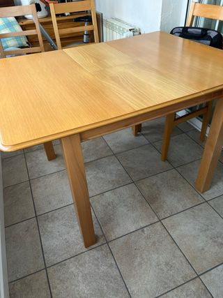 Mesa extensible madera clara + 4 sillas